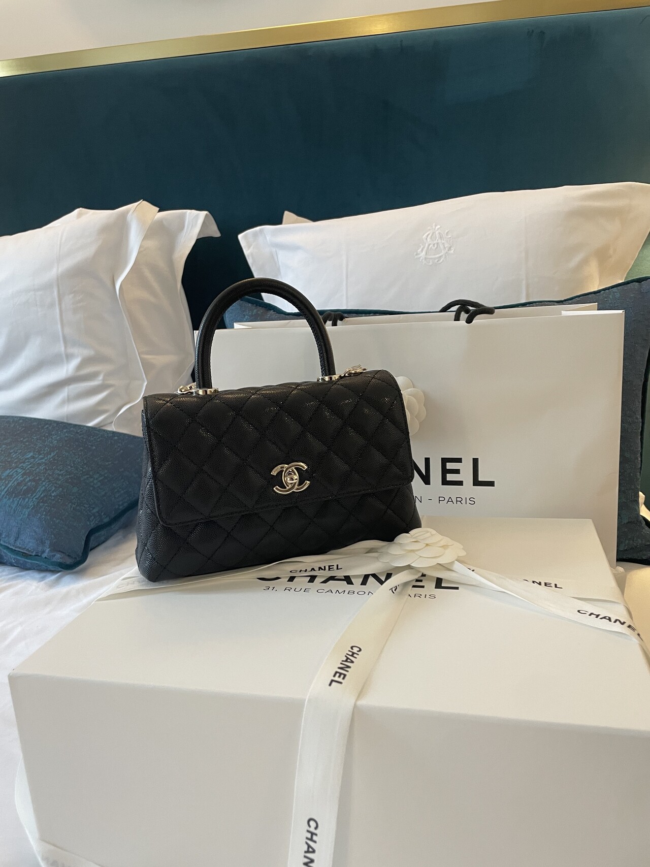 샤넬 코코핸들 스몰 구하기 어려운 제품인가요??