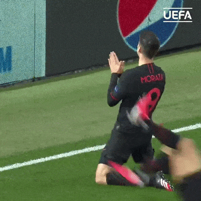 경기장에 태풍과 지진이 멈추길 기도하는 모라타.gif