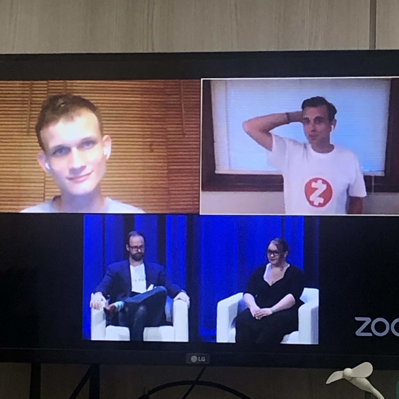 블라인드 | 암호화폐: 비탈릭 돈 많이 벌어서 잘생겨졌다