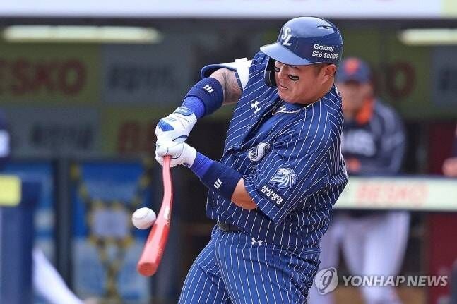 블라인드 | 프로야구: 공 때릴때 빠따가 저렇게 휘는구나