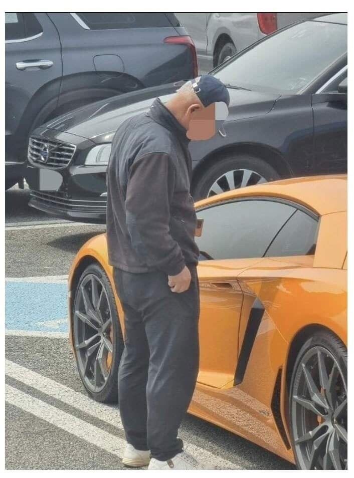 할아버지! 그거 비싼차니까 건드리지 마세요!