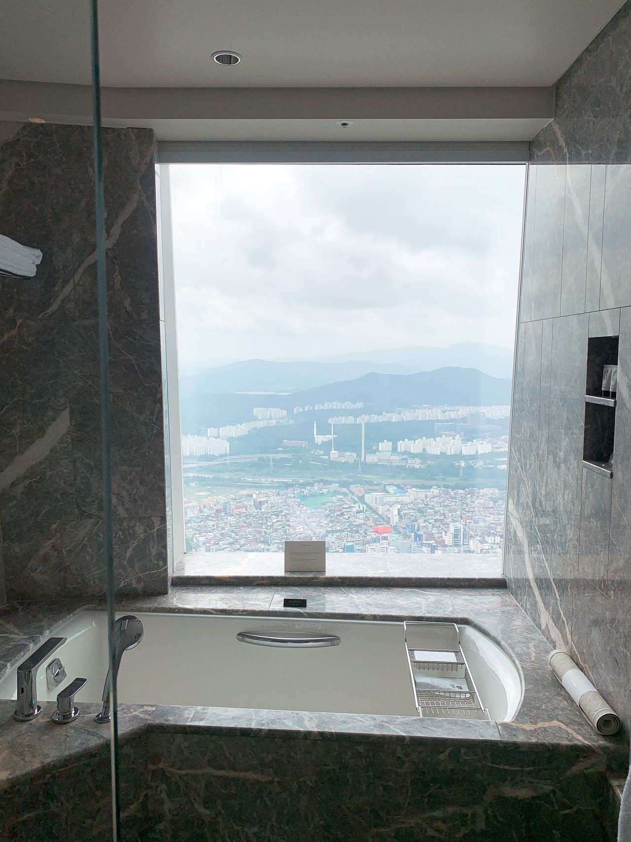 블라인드 | 블라블라: 시그니엘 서울 욕실 뷰