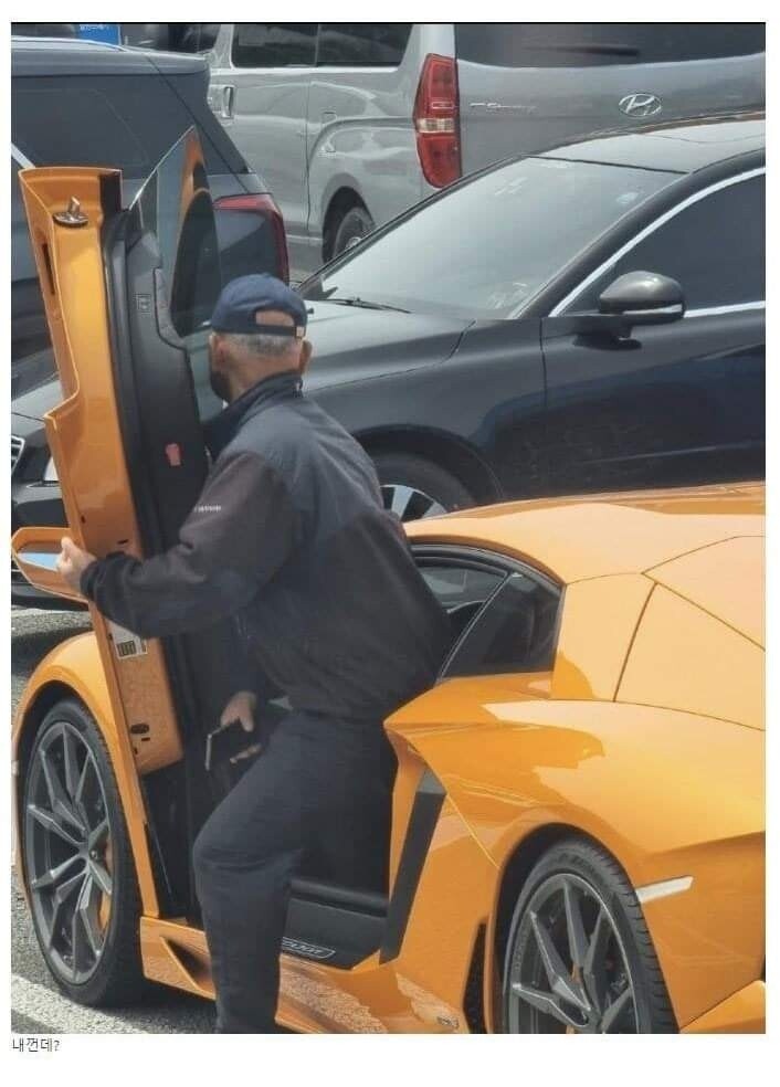 할아버지! 그거 비싼차니까 건드리지 마세요!